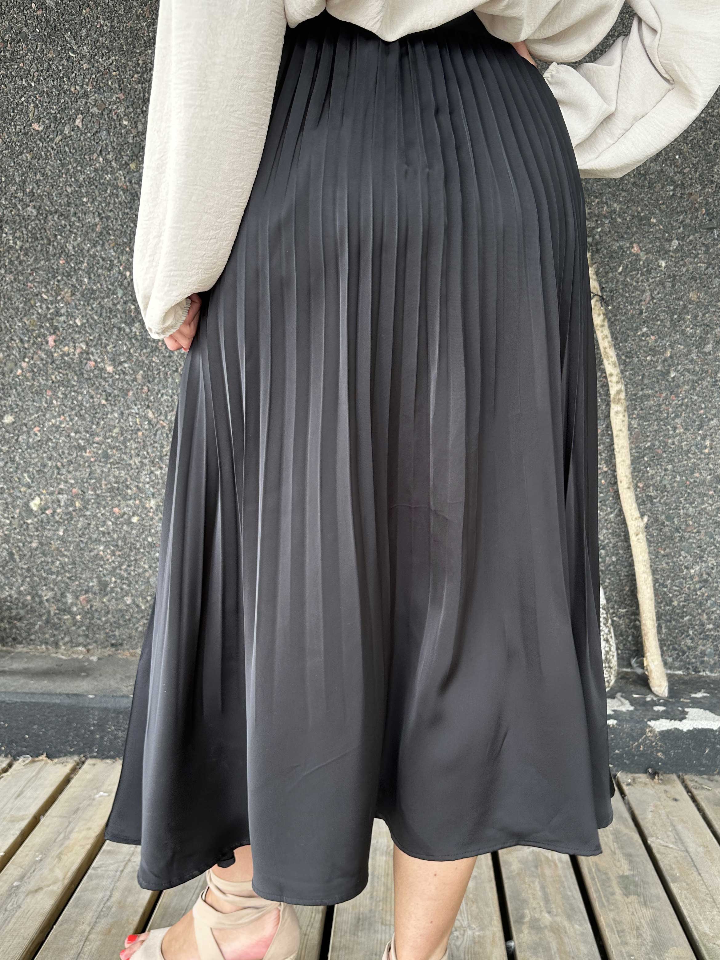 Aglaia - Sød plisseret nederdel i shiny stof